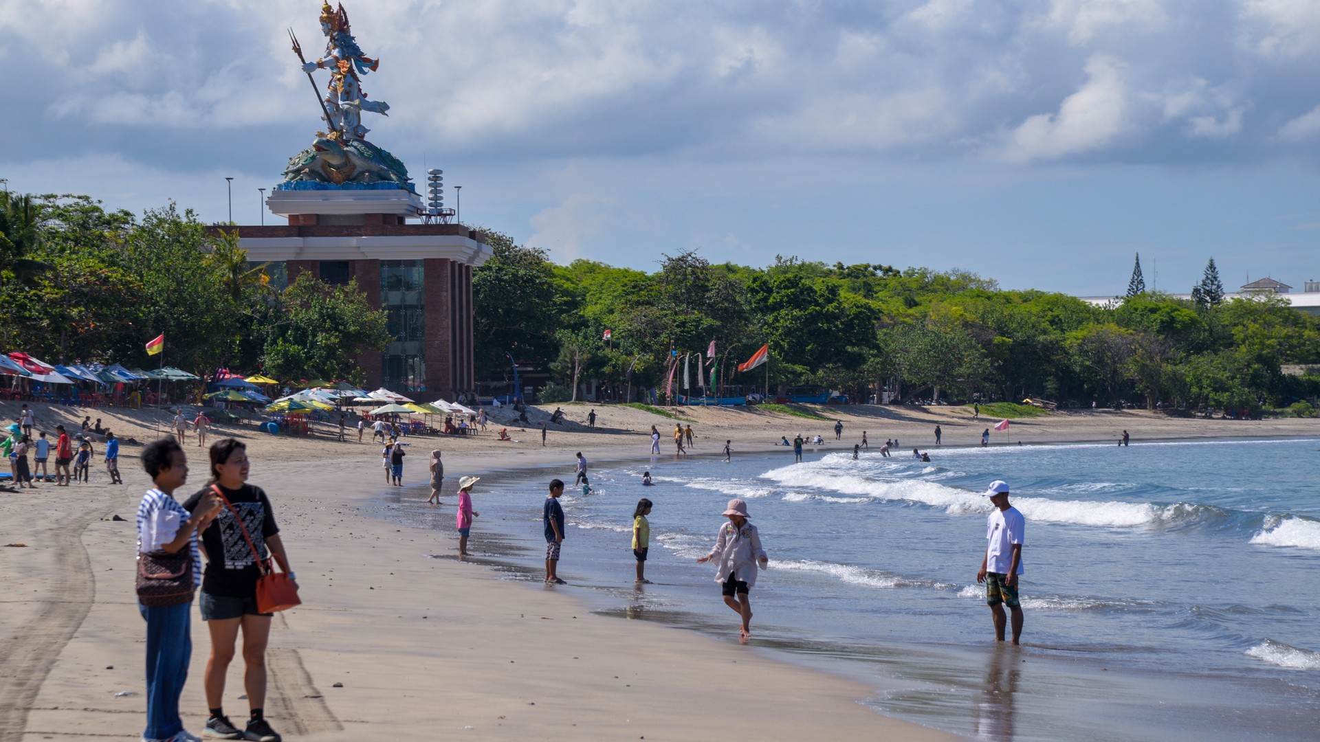 Туристы на пляже Кута, Бали.