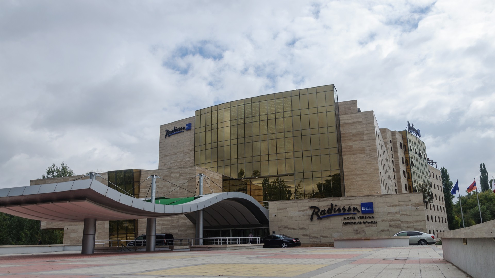 Radisson Blu Hotel Yerevan под облачным небом.