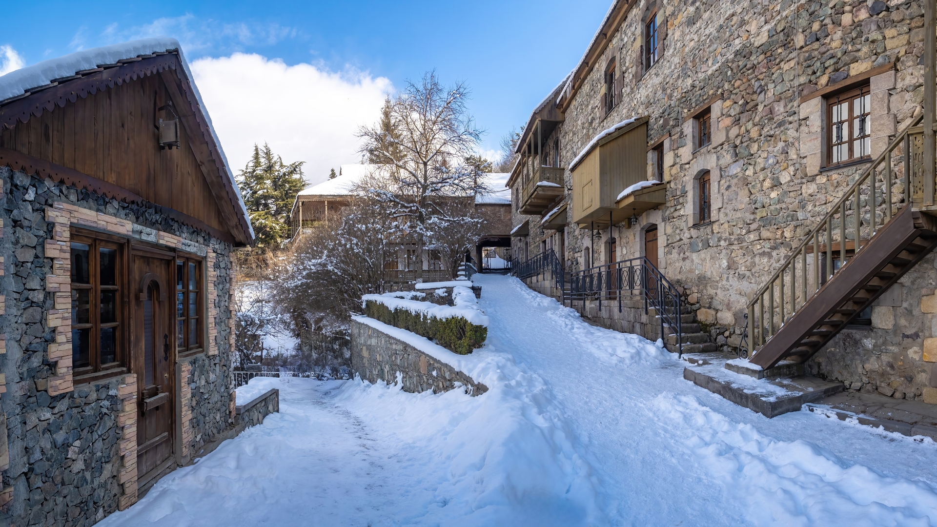 Снег на улицах Дилижана.