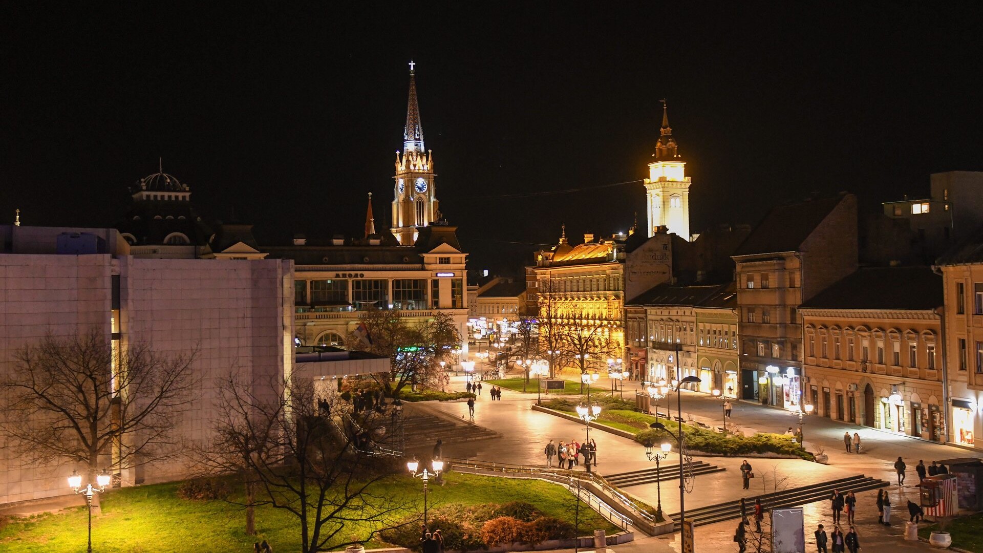 Вечерний центр города Нови-Сад.