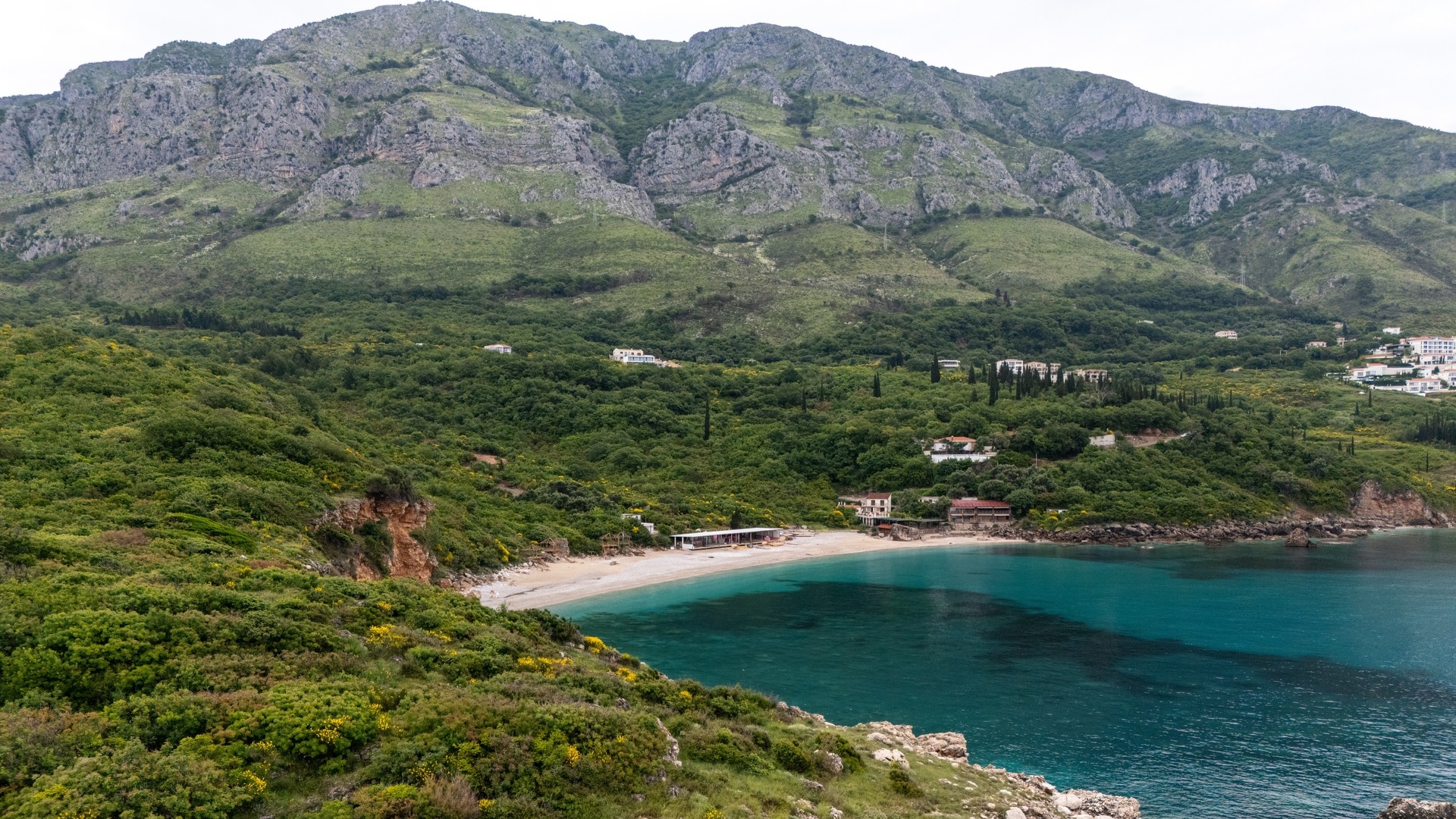 Пляж Дробни Пиесак в Черногории.