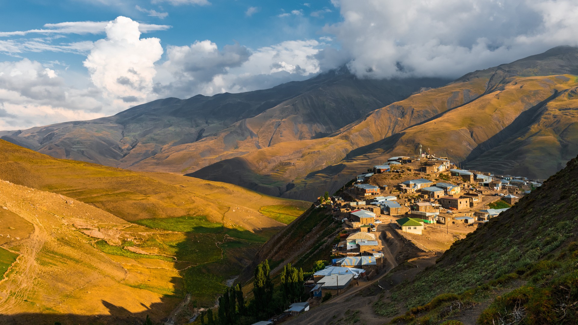 Древняя альпийская деревня Хыналыг в Азербайджане.