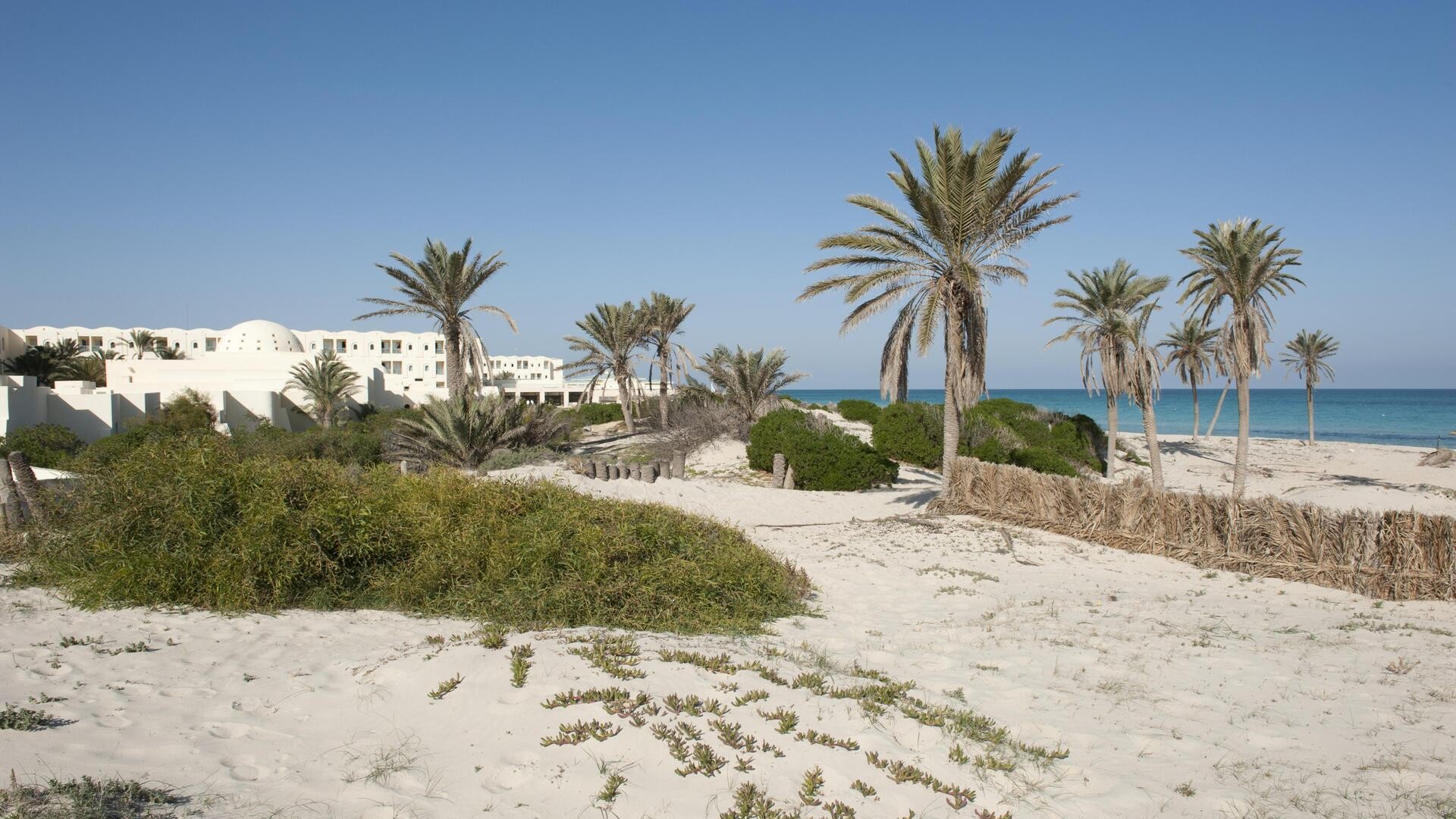 Отель на уединенном пляже, остров Джерба, Тунис.