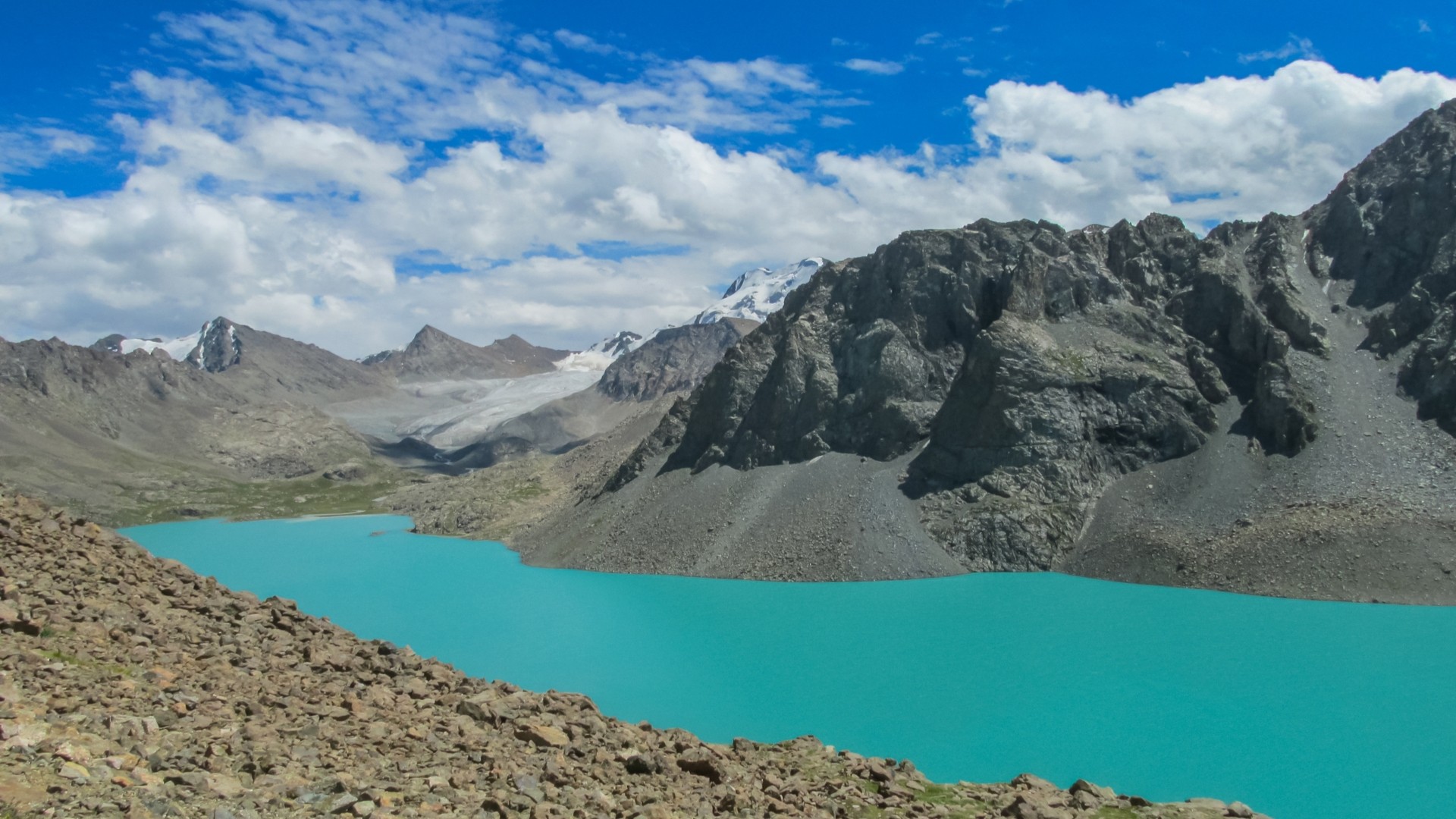Озеро Ала-Куль с бирюзовой водой, Киргизия.