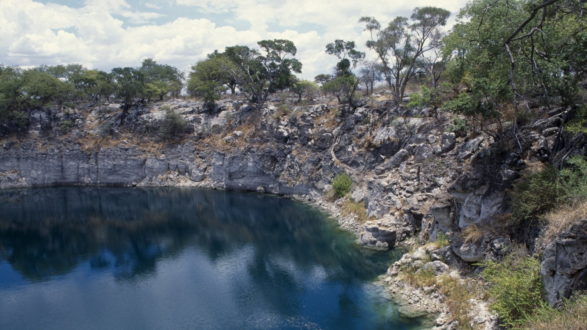 Удивительное озеро Отджикото, Намибия.