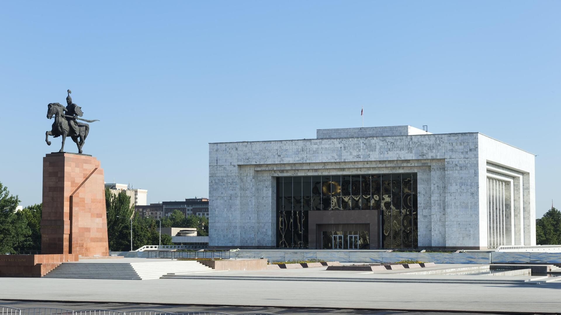 Площадь Ала-Тоо и Государственный исторический музей, Бишкек.