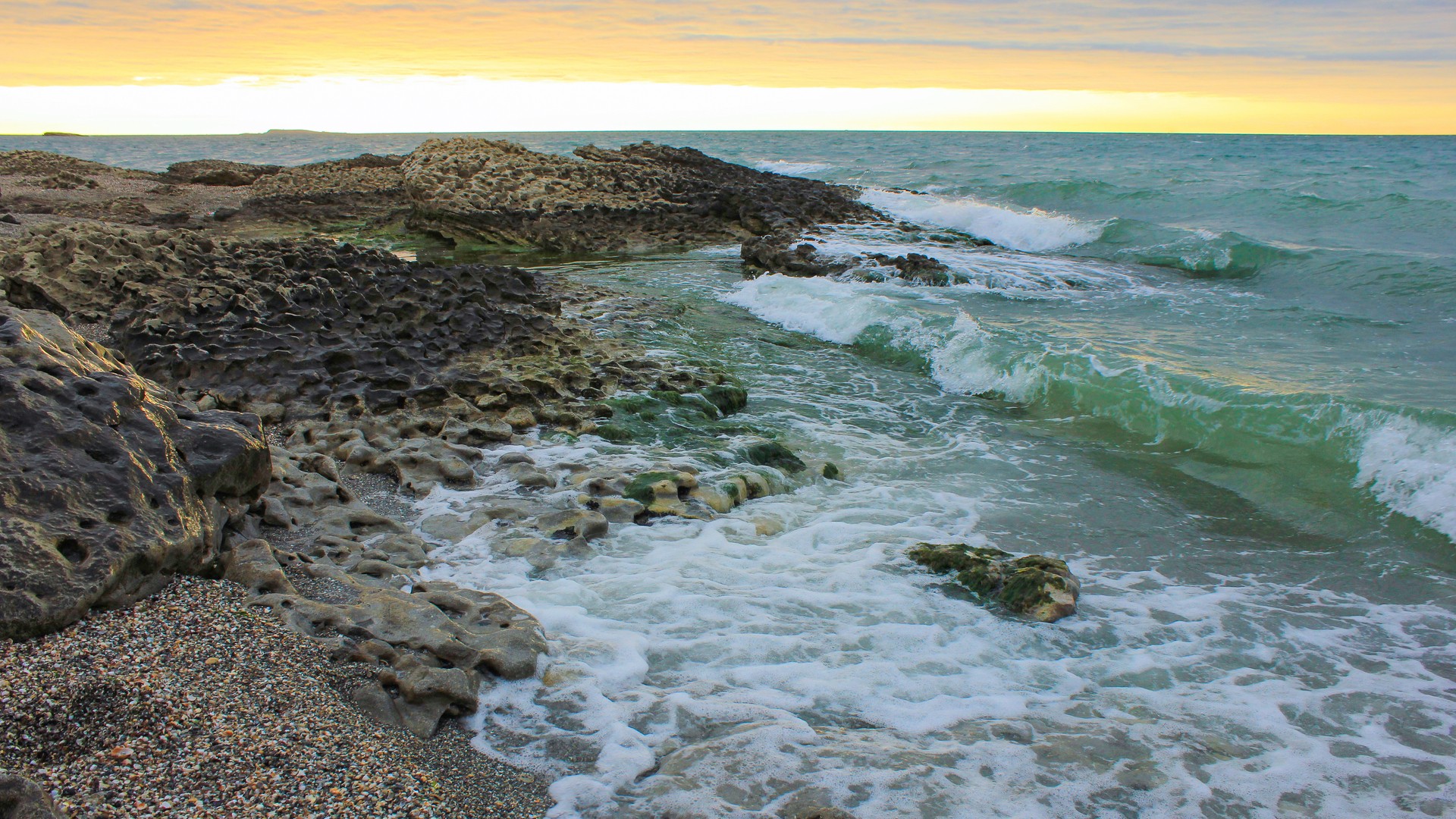 Прекрасный восход солнца над морем на пляже Шихово, Азербайджан.