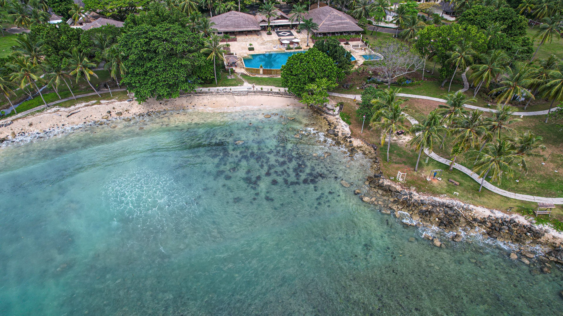 Красивый вид сверху на Танджунг-Лесунг.