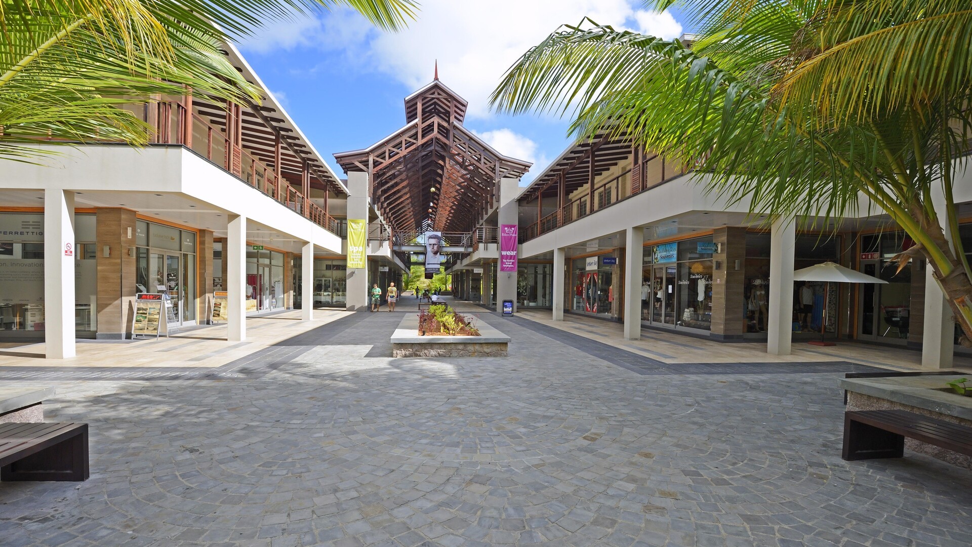 Роскошный торговый центр на искусственном острове Иден-Айленд.