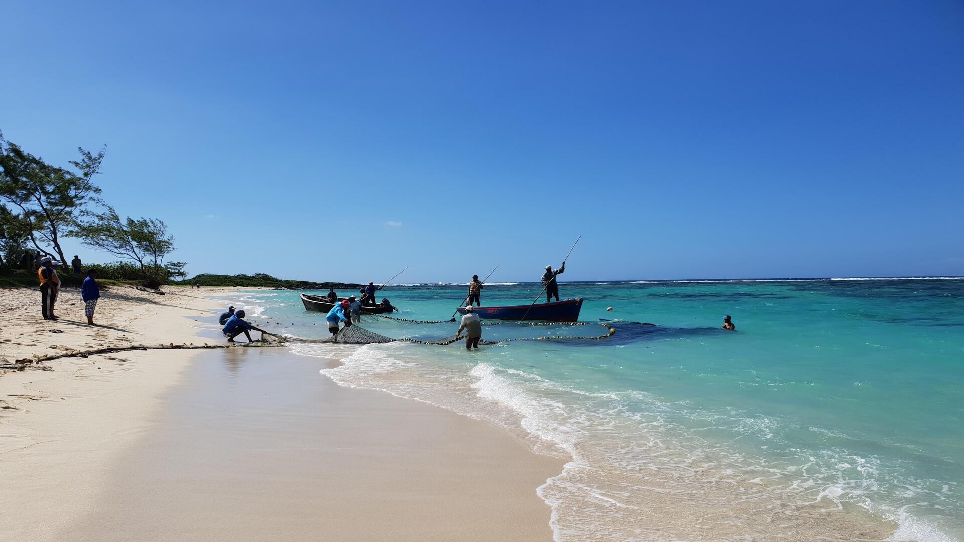 Рыбаки на песчаном пляже, Тру-д'О-Дус, Маврикий.