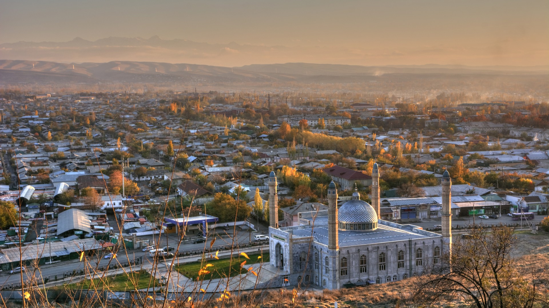 Вид на закат над городом Ош.