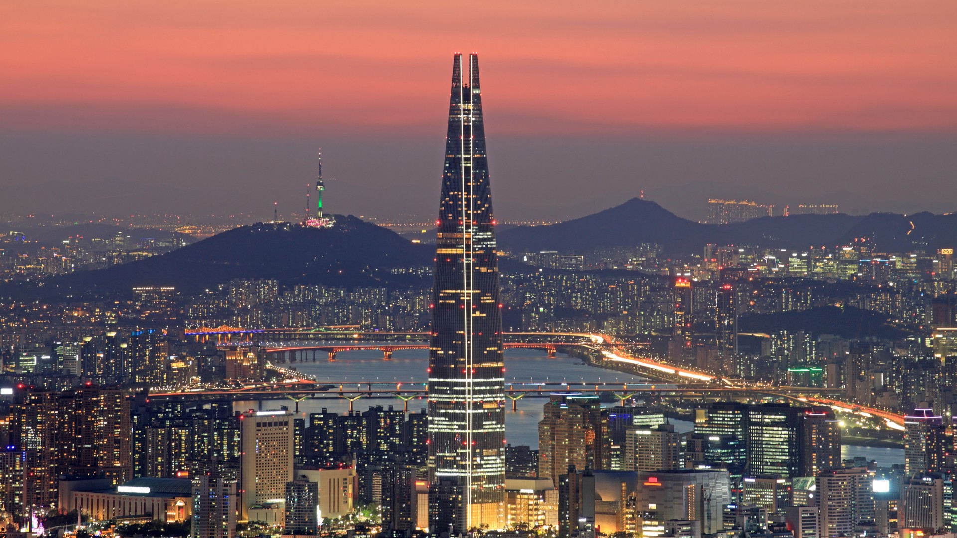 Ночной вид на отель Signiel Seoul, Южная Корея.