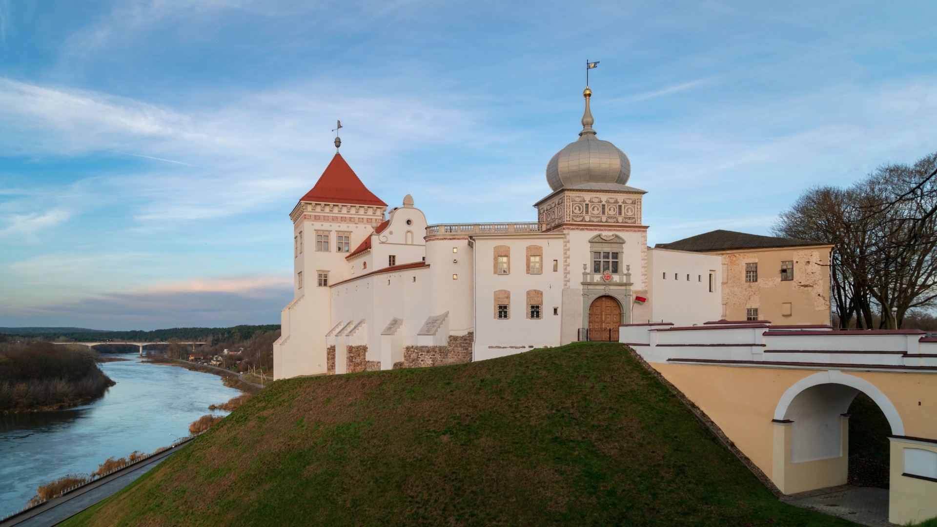 Старый замок на берегу реки Неман в солнечный день, Гродно.